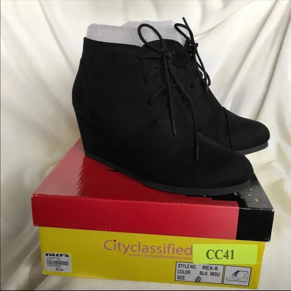City Classified Suede Wedge Shoe Size 8.5